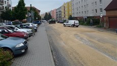 Husovu ulici v Peticích pokryla vrstva penice. (11. ervna 2015)