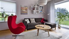 Sestava polic nad pohovkou zaujala Lenku v zahrani�ním �asopise. Designérka ji...