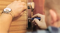 Otevírání zámku takzvaným plan�etováním p�i testu MF DNES.