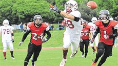 Americký fotbal (Perov v bílém proti umperku) diváky baví, je plný stet,...