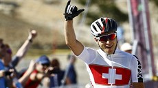 výcarský biker Nino Schurter  projídí vítzn cílem závodu na Evropských...