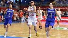 �pan�lská basketbalistka Alba Torrensová prochází slovenskou obranou.