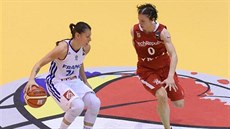 �eská basketbalistka Veronika Bortelová (vpravo) brání Sarah Michelovou z...