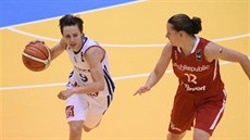 �eská basketbalistka Tereza Vyoralová sleduje, co provede s mí�em Céline...
