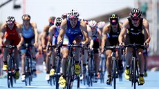 Momentka ze závodu triatlonist� na Evropských hrách v Baku.