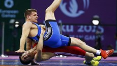 Ázerbájdánský zápasník ecko-ímského stylu  Ruslan Chunajev (dole) v souboji...