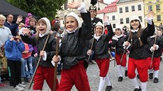 Haví�i pro�li Jihlavou i s novým praporem a mincmistry (19. �ervna 2015).