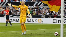 americký branká Brad Guzan se zlobí na své spoluhráe, práv v duelu s...