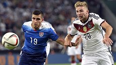 Christoph Kramer (vpravo) z Nmecka a Ventura Alvarado ze Spojených stát v...