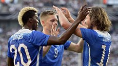 Amerití fotbalisté Mix Diskerud, Aron Johannsson a Gyasi Zardes (zprava) slaví...