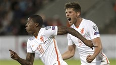 Georginio Wijnaldum (vlevo) z Nizozemska slaví sv�j gól proti Loty�sku.