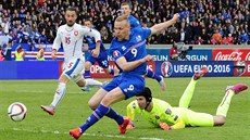 Islandský fotbalista Kolbeinn Sigthorsson (modrá 9) posílá míč do české branky,...
