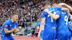 Islandtí fotbalisté oslavují trefu do eské branky.