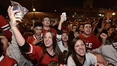 Fanynky a fanouci oslavují Stanley Cup pro Chicago Blackhawks.