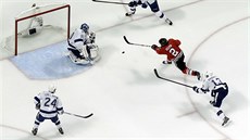 Duncan Keith z Chicaga takto prostelil gólmana Bena Bishopa z Tampa Bay.