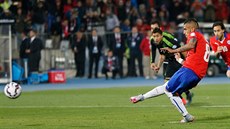 Arturo Vidal z Chile promuje penaltu v utkání s Mexikem.