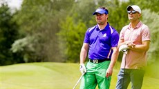 Jaroslav paek (vlevo) a David Pospíil  na charitativním golfovém turnaji na...