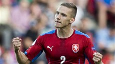 eský fotbalista Pavel Kadeábek slaví gól proti Dánsku.