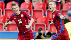 etí fotbalisté Ladislav Krejí (vlevo) a Pavel Kadeábek slaví gól.