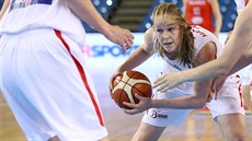 �eská pivotka Alena Hanu�ová si kryje mí� v utkání s B�loruskem.