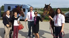 Jana Dufková a její dcery s vodii koní Tamarind Cove a Touch of Genius.