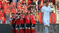 Albánští fotbalisté oslavují vítězný gól v přípravě proti Francii.