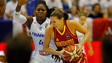 Iva Perovanovi�ová z �erné Hory (vpravo) upaluje s balónem, brání ji...