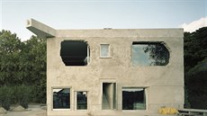 Architekti odstranili p�vodní sedlovou st�echu z azbestu.