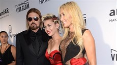 Miley Cyrusová a její rodie Billy Ray Cyrus a Tish Cyrusová (New York, 16....