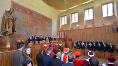 Slavnostní p�edávání dekret� nov� jmenovaným profesor�m se konalo 12. �ervna ve...
