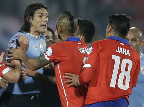 TAK TO JSI PEHNAL! Uruguayský útoník Edinson Cavani zuí, práv dostal...