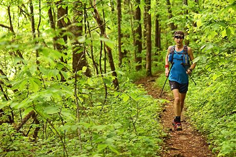 Scott Jurek pi svém pokusu o zdolání Apalaské stezky v rekordním ase.