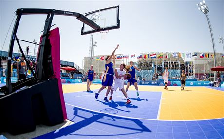 enský basketbal 3x3 na Evropských hrách v Baku - eské hráky (v bílém) vede...