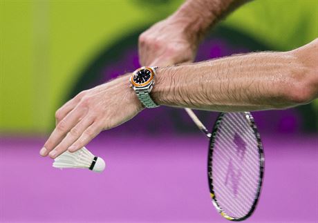 esk badmintonista Petr Koukal na kurt nepijde bez hodinek.