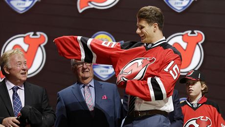 Pavel Zacha oblk dres New Jersey, kter si eskho hokejistu vybralo v draftu...