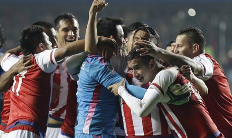 Fotbalisté Paraguaye se radují z výhry nad Brazílií a postupu do semifinále...