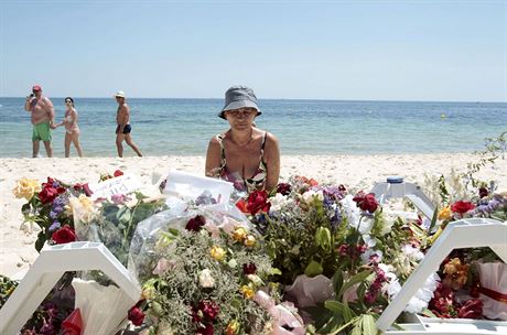 Turisté uctívají památku obtí útoku na plái v tuniské Sousse (28. ervna...