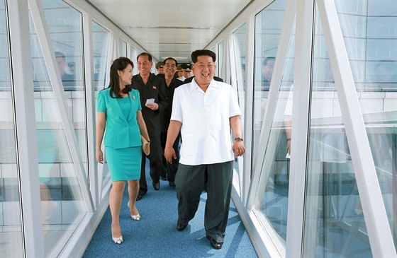 Kim ong-un otevel spolu se svou enou Ri nový letitní terminál v...