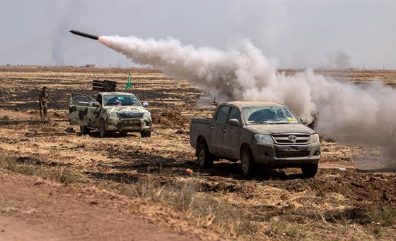 Kurdské jednotky u msta Tall Abjad na severu Sýrie (15. ervna 2015)