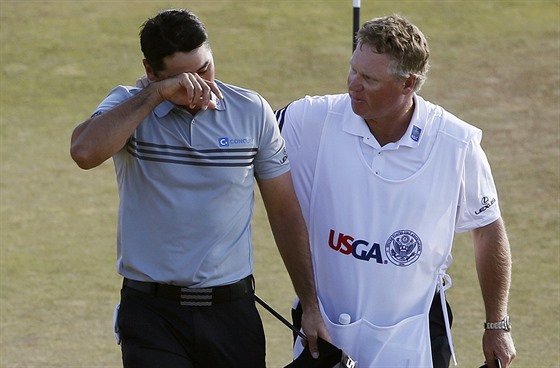 Jason Day (vlevo)  a jeho caddie Colin Swatton po tetím kole US Open....