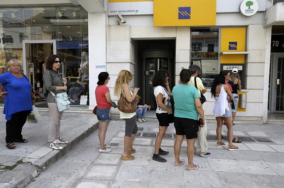 Lidé stojí frontu ped bankomatem v Aténách. (29. 6. 2015)