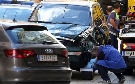Policie prohlíí automobil, kterým v Rakousku mu najídl do lidí (20. ervna...