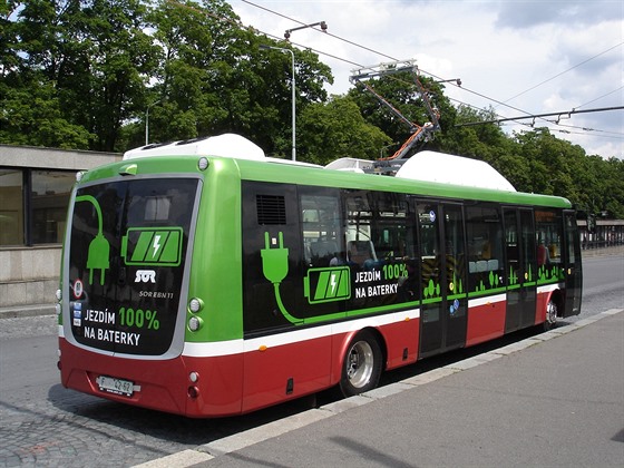 Elektrobus SOR EBN 11 pod nabíjecí trolejí v zastávce Želivského (25.6.2015)
