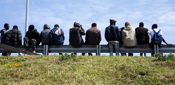 Uprchlíci ekají na pivadi k pístavu v Calais.