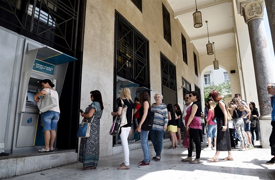 Řekové čekají před bankou v Aténách, ta však v sobotu raději neotevřela.