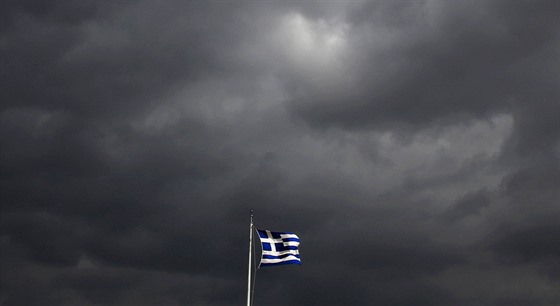 Řecká vlajka vrcholku Akropole v Aténách (ilustrační snímek)