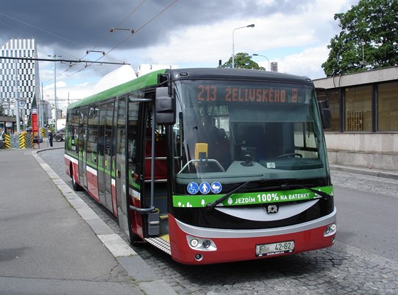 Elektrobus SOR EBN 11 u dobíjecího stanoviště na Želivského.