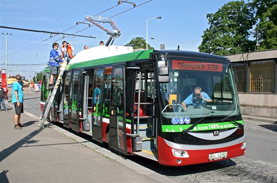 Píprava elektrobusu znaky SOR na testovací provoz. Vytaeným pantografem...