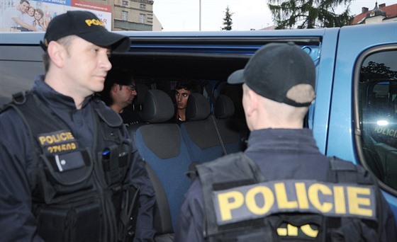 Policisté kontrolují v Ústí nad Labem vlak do Berlína. Zadreli v nm sedm...