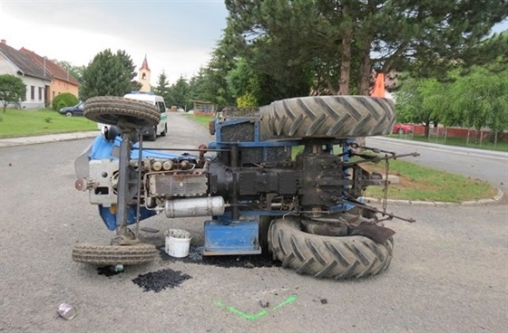 Opilý a zdrogovaný sedmatřicetiletý řidič na Kroměřížsku převrátil traktor, na...